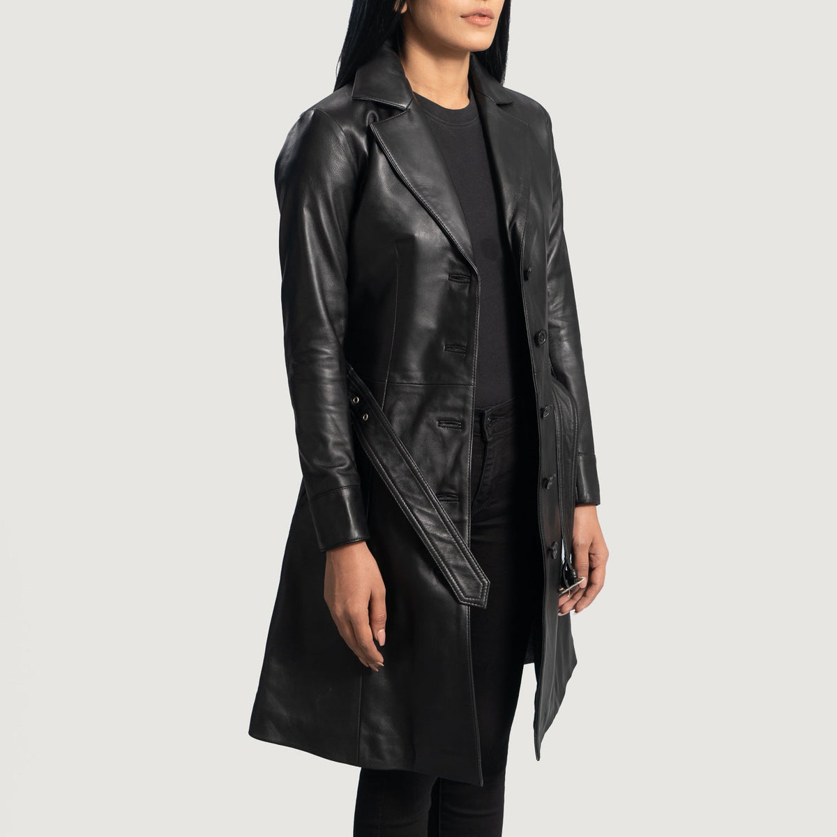 
Black Sheepskin Leather Trench Coat - Vista posterior con hombros definidos y bajo impecable