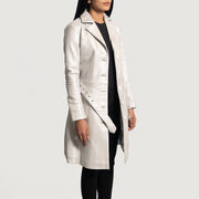 Women's Moonlight Silver Trench de Cuero para Mujer - Vista de perfil lateral con corte ergonómico de manga