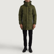 
Moore Verde Hooded Parka para Hombre - Vista lateral mostrando el corte ergonómico de mangas