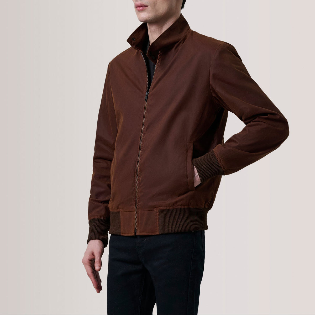 Morrison Marrón Canvas Cazadora Bomber de Cuero para Hombre For Men - Vista de perfil lateral con corte ergonómico de manga