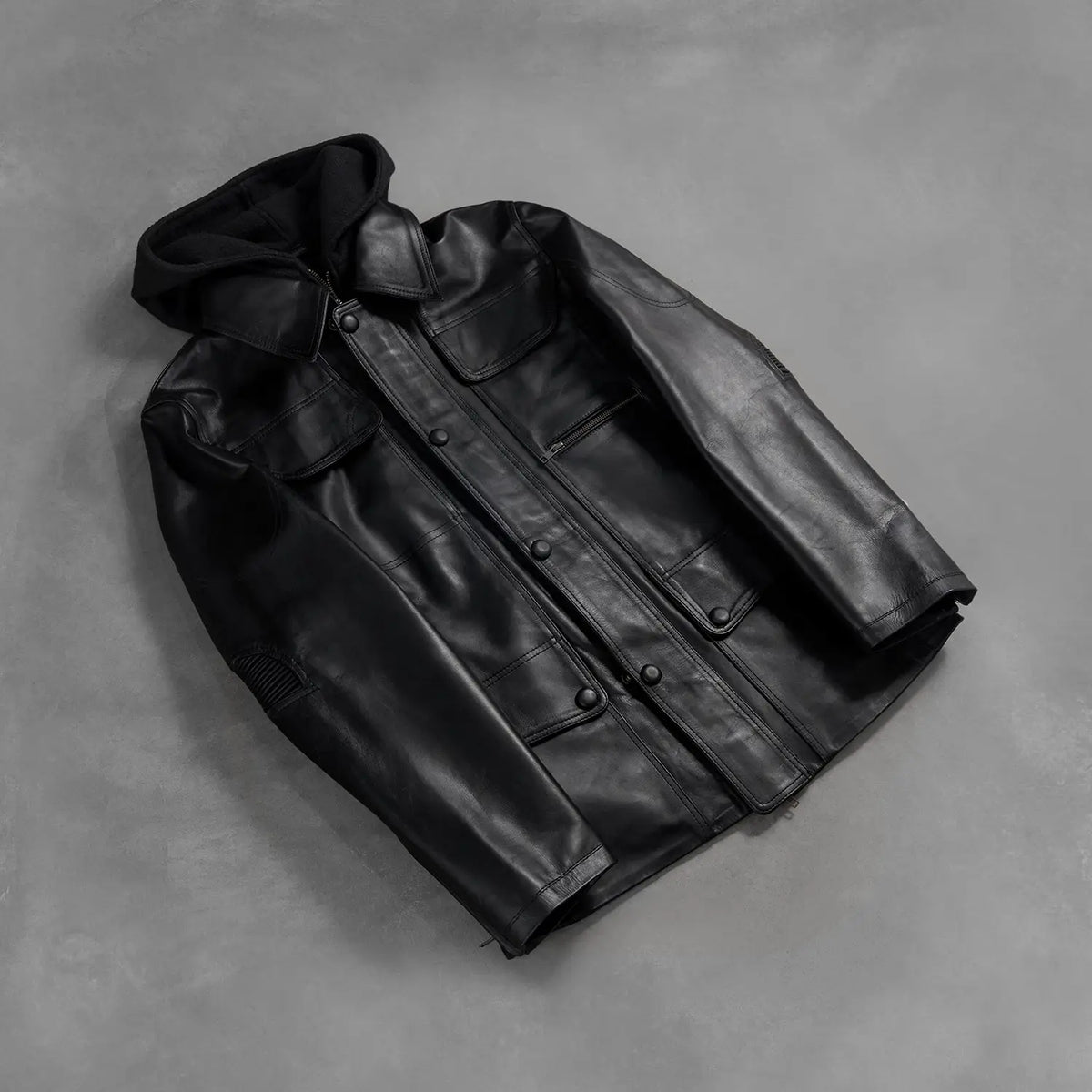 Zipper &amp; Hem Craftsmanship Construction Detail on Men's Moulder Hooded Negro Chaqueta de Cuero para Hombre