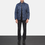 Detalle de cerca of Belted Band &amp; Zipper with Front Button Flap Hardware on Men's Nelson Acolchado Azul Windbreaker Chaqueta de Cuero para Hombre
