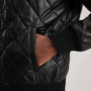 
Vista interior Showing Quilted Polyester Lining & Dos bolsillos interiores de utilidad