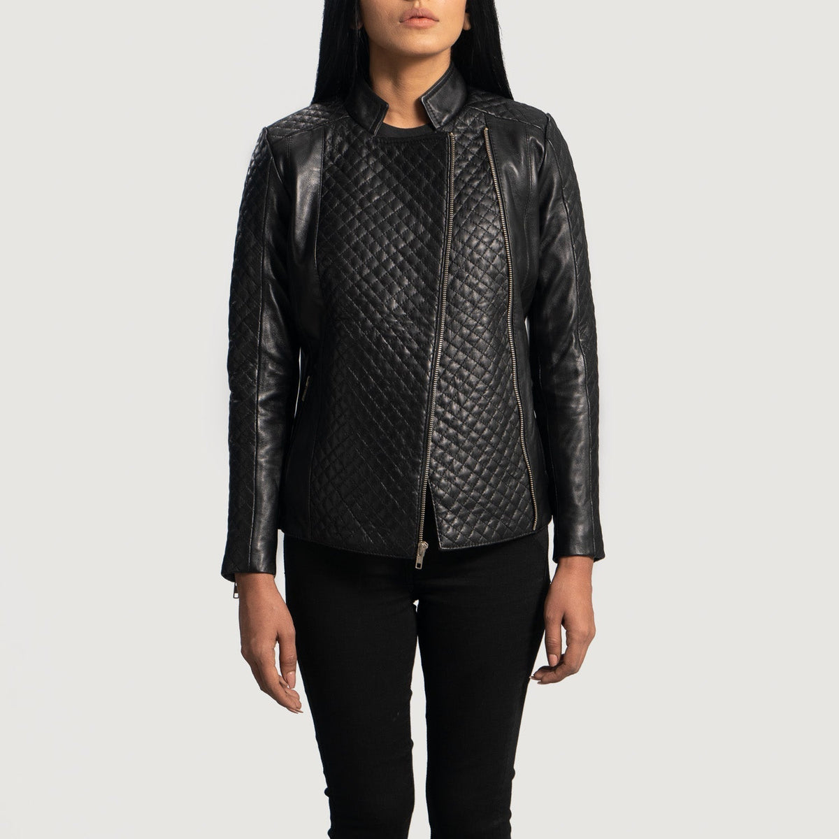 
Orient Grain Acolchado Negro Chaqueta Biker de Cuero para Mujer - Vista lateral mostrando el corte ergonómico de mangas
