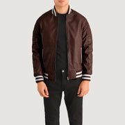 
Pascal Granate Leather Varsity Chaqueta de Cuero para Hombre in Maroon Sheepskin Leather - Vista frontal y silueta entallada | Comprar online