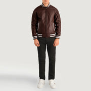
Pascal Granate Leather Varsity Chaqueta de Cuero para Hombre - Vista lateral mostrando el corte ergonómico de mangas