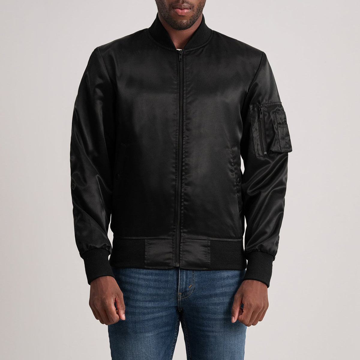 
Quinton MA-1 Negro Chaqueta Bomber de Cuero para Hombre in Black Satin - Vista frontal y silueta entallada | Comprar online
