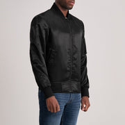 
Black Satin Bomber Jacket - Vista posterior con hombros definidos y bajo impecable