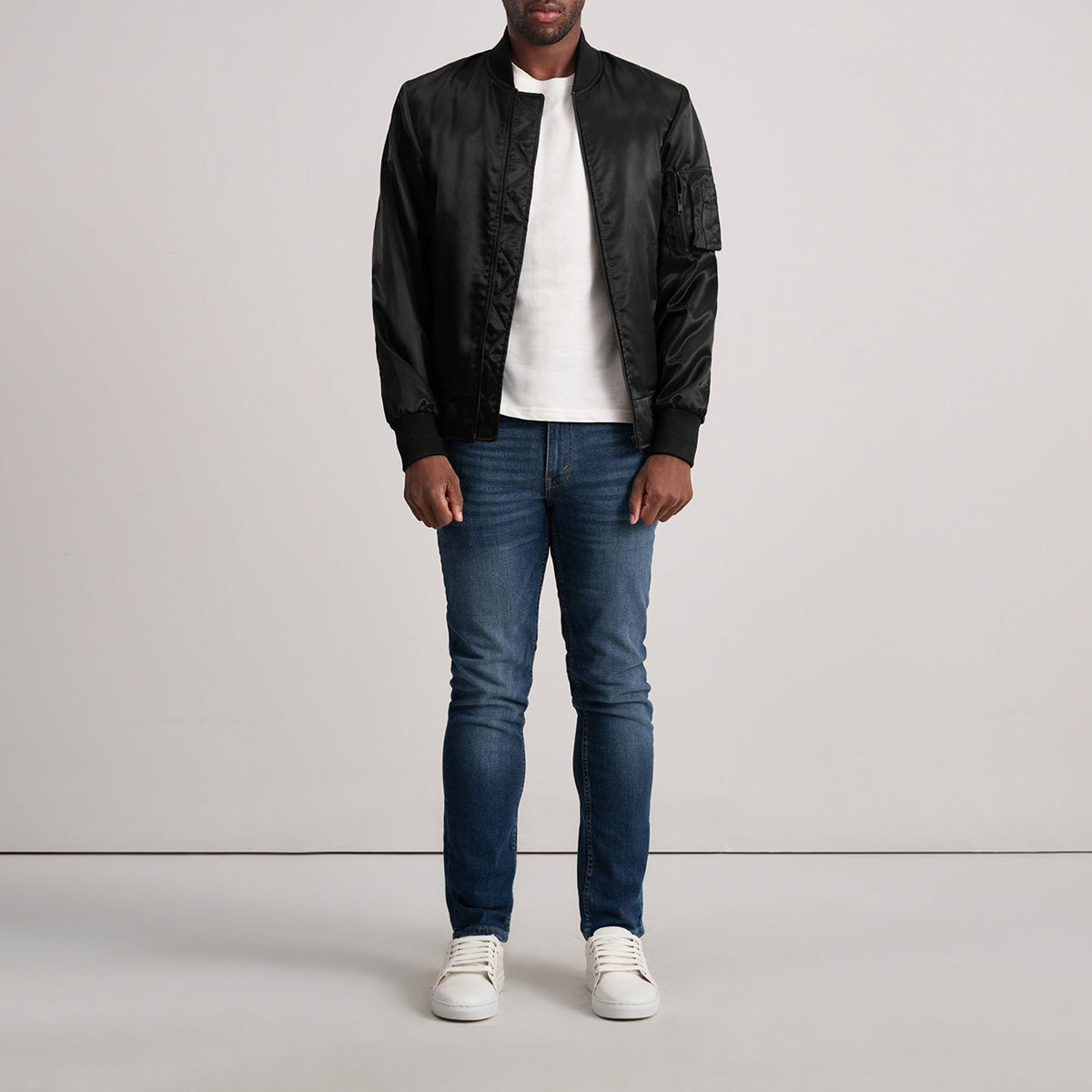 
Vista de detalle of Varsity & Zipper Hardware on Quinton MA-1 Negro Chaqueta Bomber de Cuero para Hombre