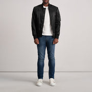 
Vista de detalle of Varsity & Zipper Hardware on Quinton MA-1 Negro Chaqueta Bomber de Cuero para Hombre