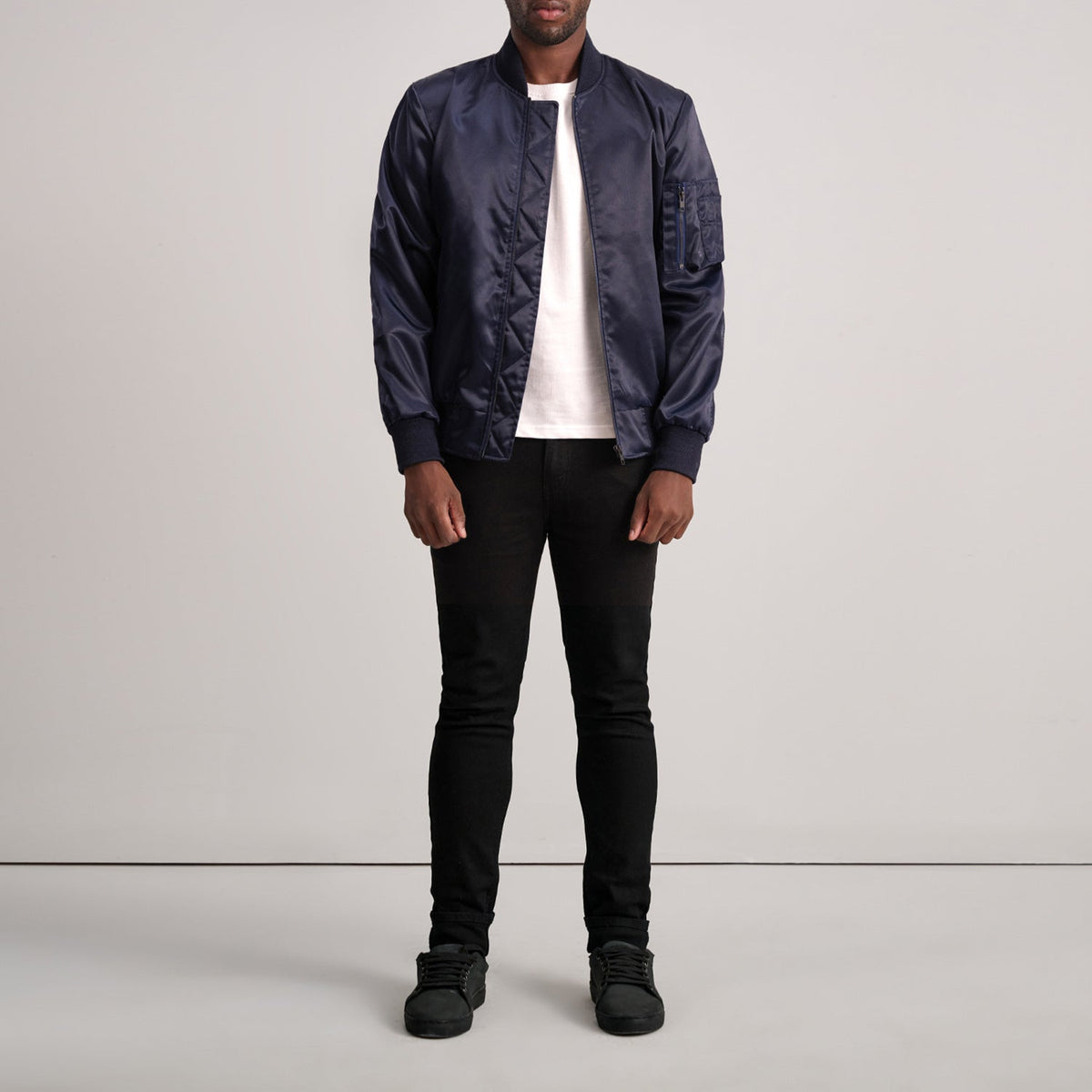 Detalle de cerca of Varsity &amp; Zipper Hardware on Quinton MA-1 Azul Cazadora Bomber de Cuero para Hombre