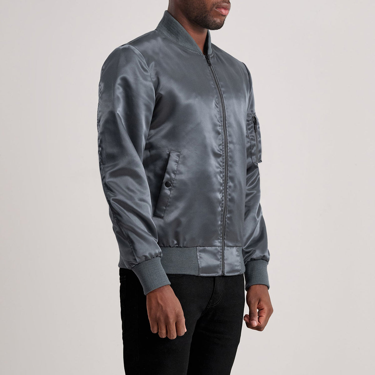 Grey Satin Bomber Jacket - Vista trasera con ajuste entallado en hombros y bajo impecable