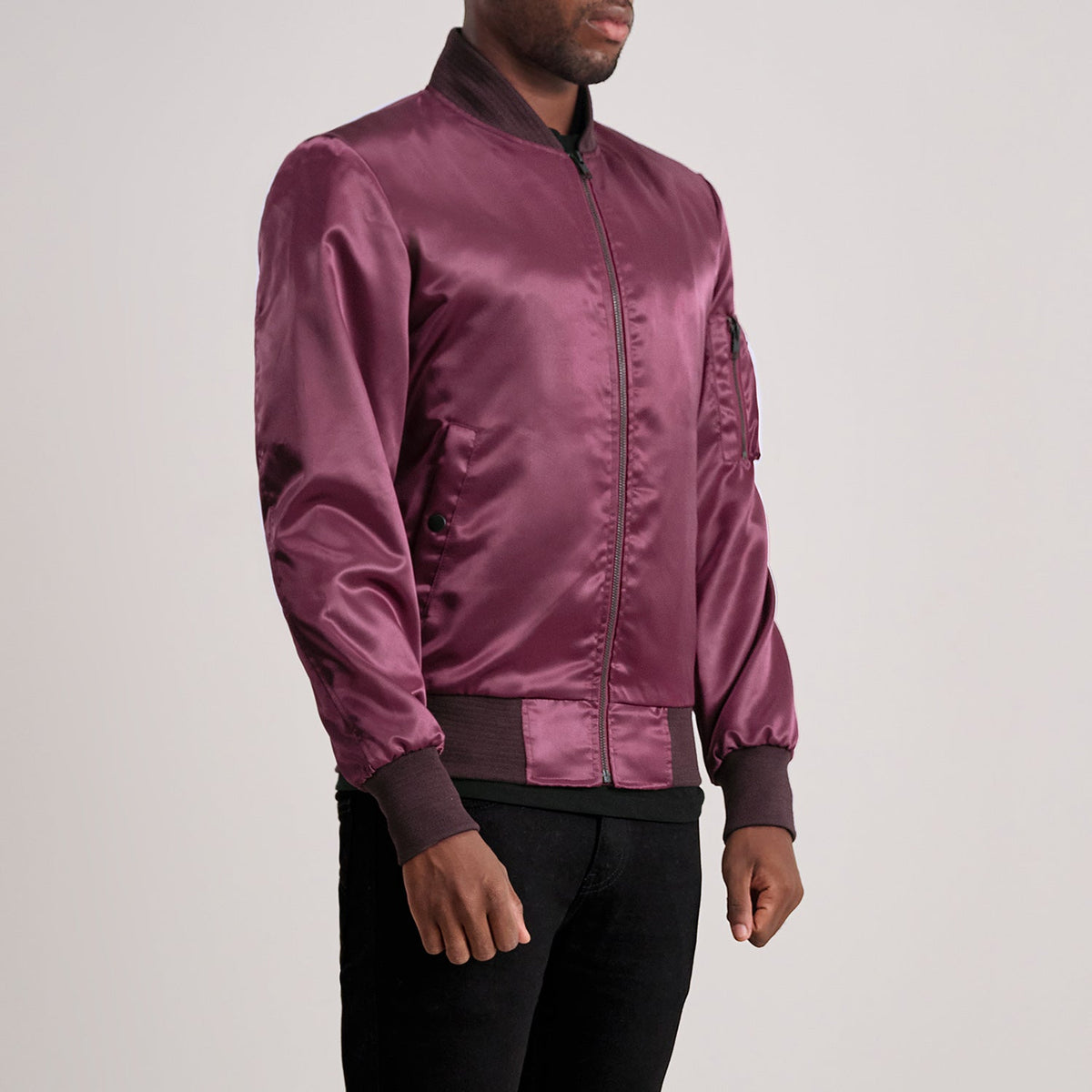 Maroon Satin Bomber Jacket - Vista trasera con ajuste entallado en hombros y bajo impecable