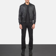 Men's Ramon Negro Cazadora Bomber de Cuero para Hombre - Vista de perfil lateral con corte ergonómico de manga