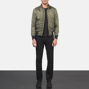Men's Ramon Verde Cazadora Bomber de Cuero para Hombre - Vista de perfil lateral con corte ergonómico de manga
