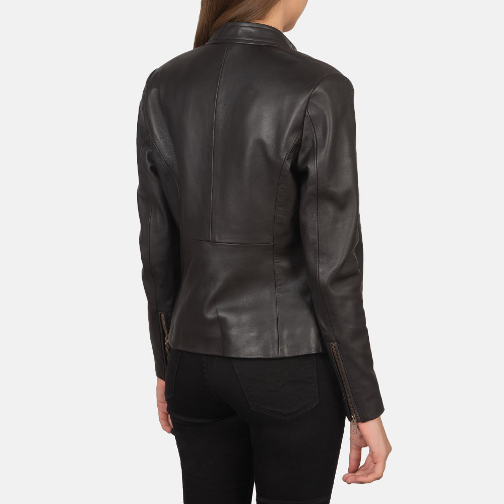 
Primer plano del cuello con broche a presión y cremalleras de Rave Brown Leather Biker Jacket