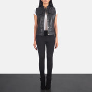 
Rayne Moto Negro Chaleco de Cuero para Mujer - Vista lateral mostrando el corte ergonómico de mangas