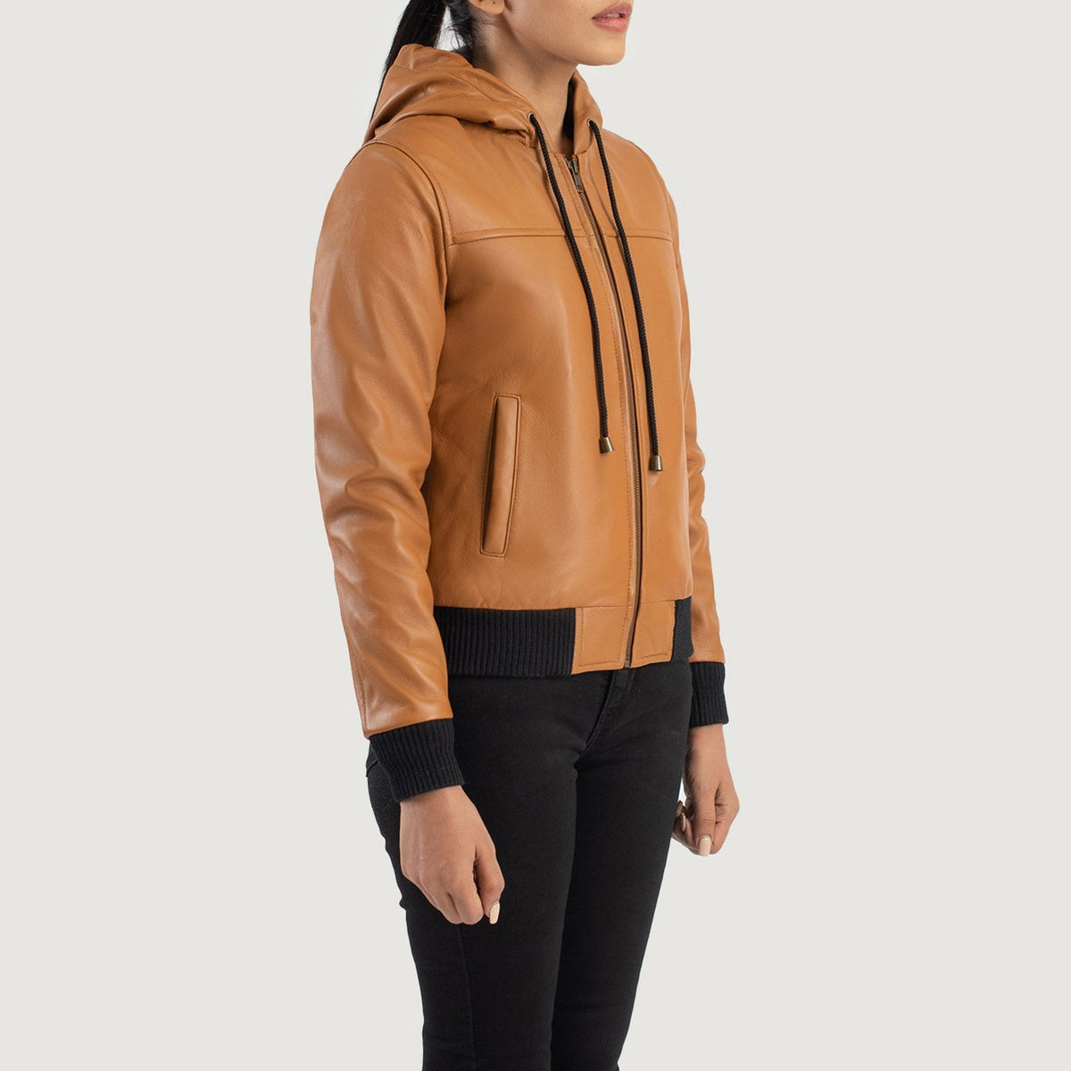 
Perspectiva del modelo vistiendo Rebella Green Hooded Suede Bomber Jacket en modelo con caída natural bajo luz de día