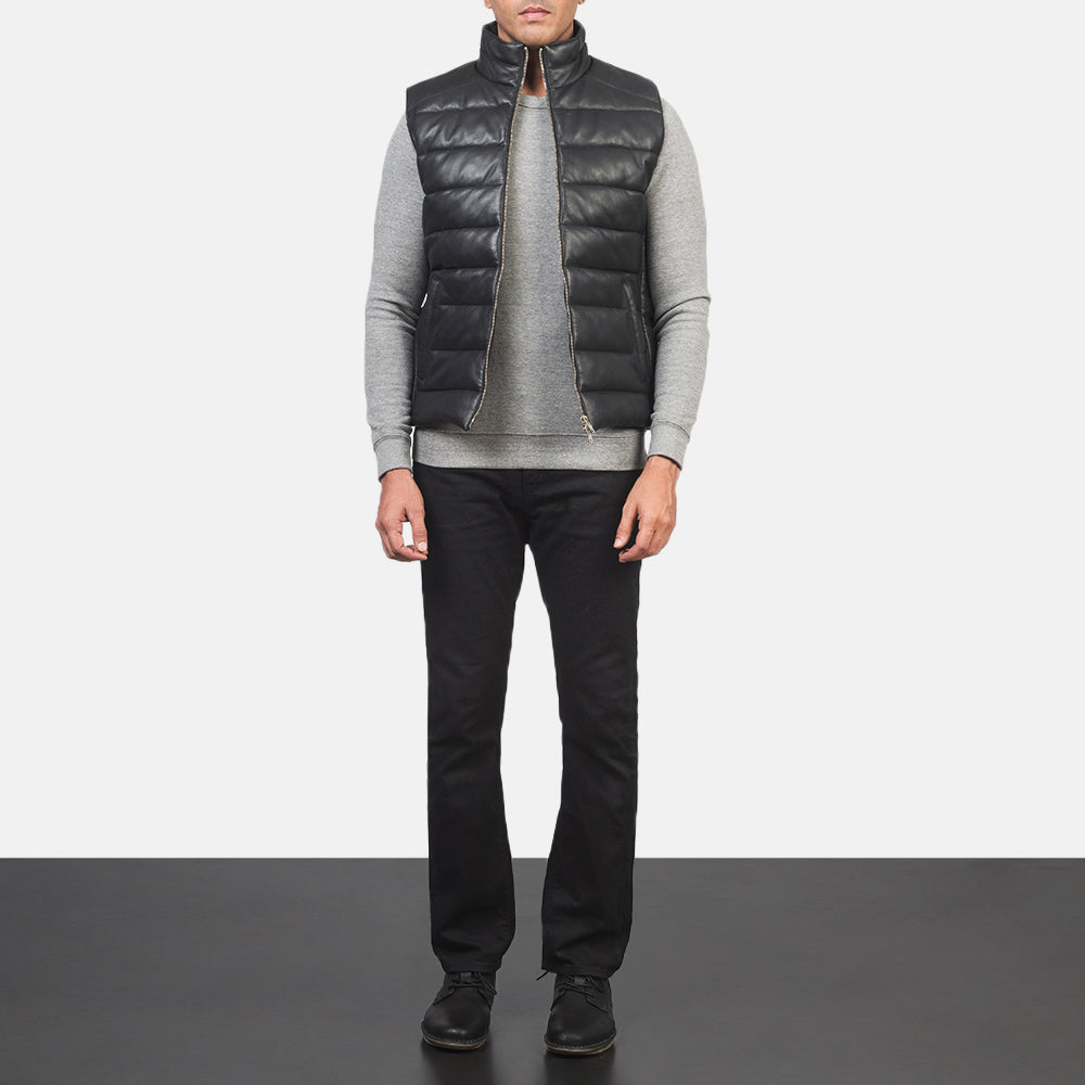 
Reeves Negro Leather Chaleco acolchado para Hombre - Vista lateral mostrando el corte ergonómico de mangas