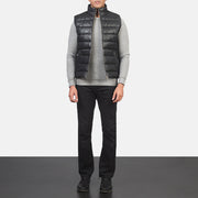 
Reeves Negro Leather Chaleco acolchado para Hombre - Vista lateral mostrando el corte ergonómico de mangas