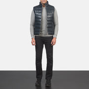 
Reeves Azul Leather Chaleco acolchado para Hombre - Vista lateral mostrando el corte ergonómico de mangas