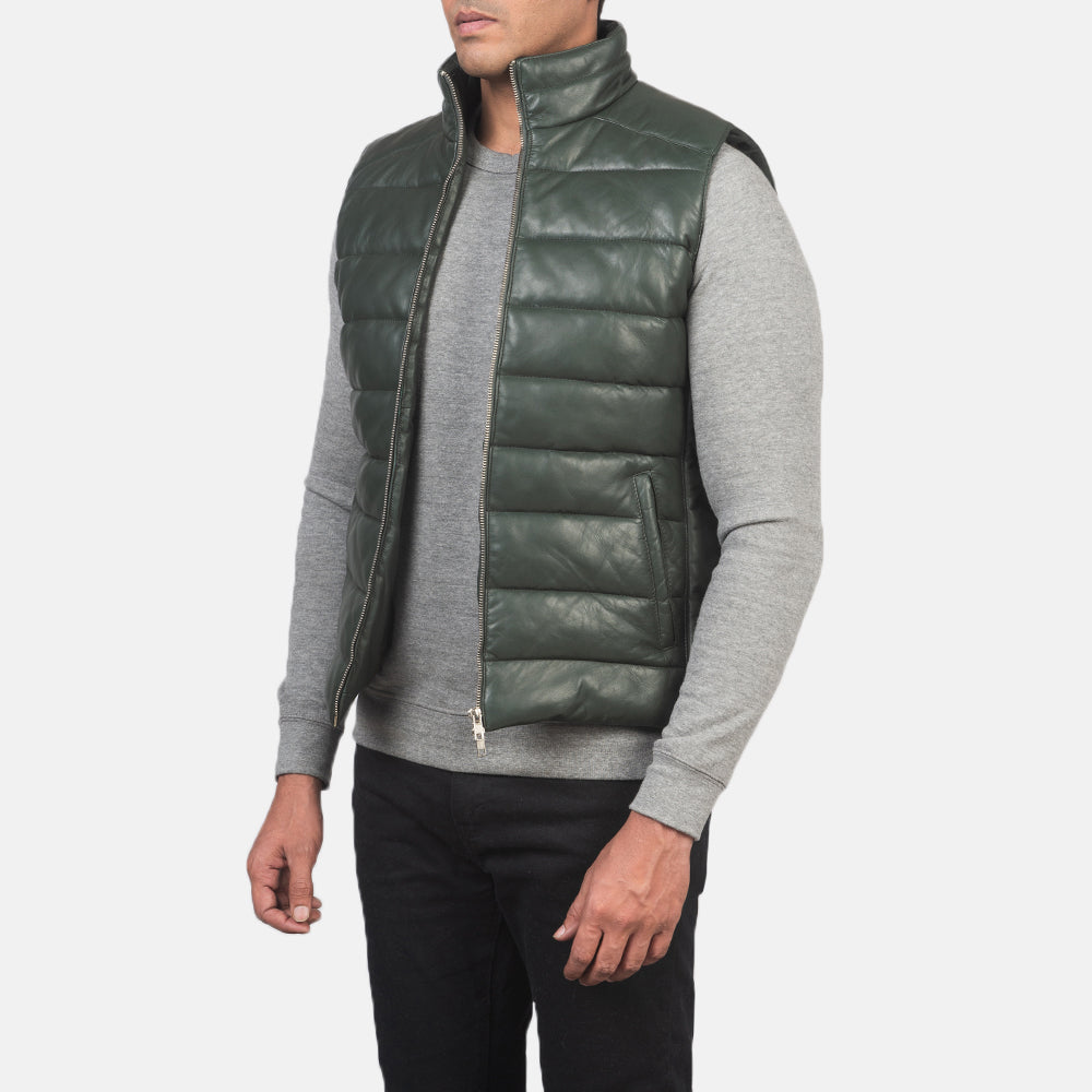 
Reeves Verde Leather Chaleco acolchado para Hombre - Vista posterior con hombros definidos y bajo impecable