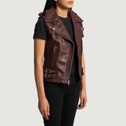 Women's Rhonda Granate Leather Biker Vest para Mujer - Vista de perfil lateral con corte ergonómico de manga