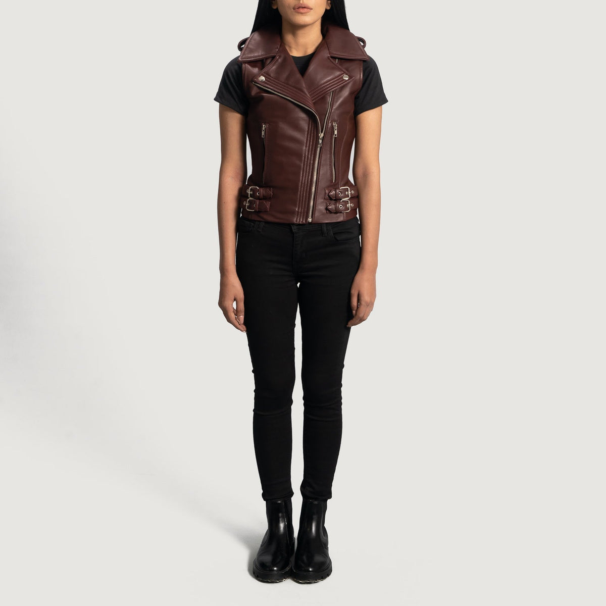 Detalle de cerca of Notch &amp; Zipper Hardware on Women's Rhonda Granate Leather Biker Vest para Mujer