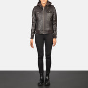 Women's Roslyn Brown Hooded Leather Bomber Jacket - Vista de perfil lateral con corte ergonómico de manga