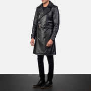 Black Cowhide Leather Trench Coat - Vista trasera con ajuste entallado en hombros y bajo impecable