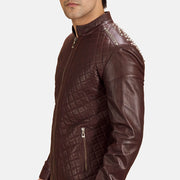 Detalle de cerca of Band &amp; Zipper Hardware on Rumano Jae Granate Chaqueta Biker de Cuero para Hombre