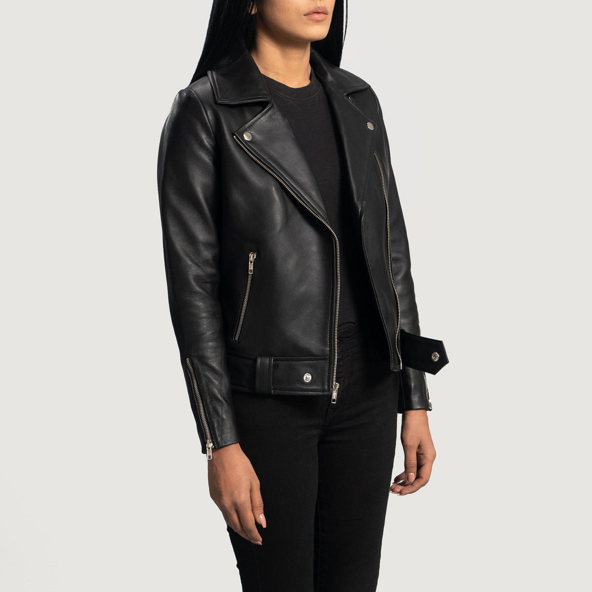 
Perspectiva del modelo vistiendo Rumy Maroon Leather Biker Jacket en modelo con caída natural bajo luz de día