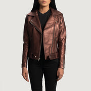 
Rumy Maroon Leather Biker Jacket - Vista lateral mostrando el corte ergonómico de mangas