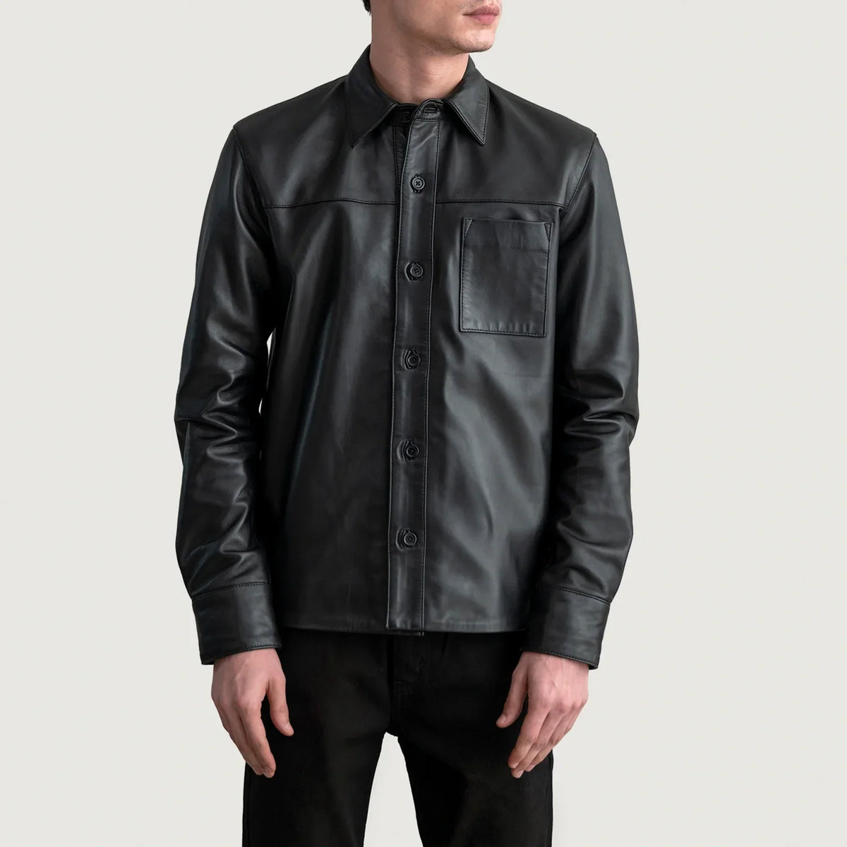 
Scout Negro Leather Shirt para Hombre - Vista lateral mostrando el corte ergonómico de mangas