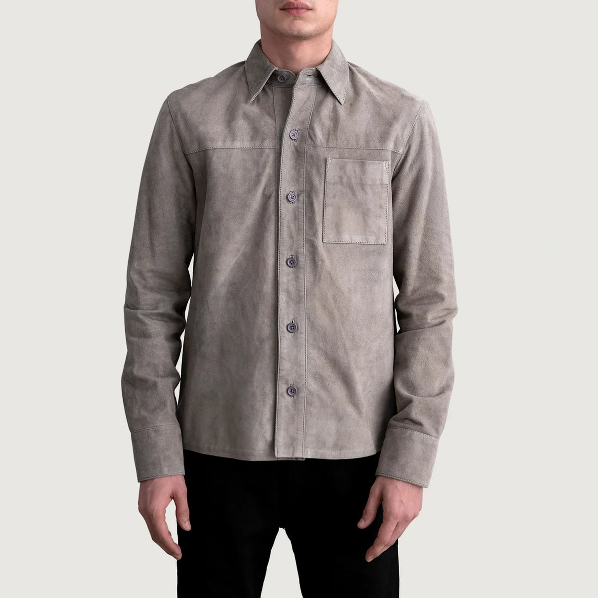 
Scout Gris Suede Leather Shirt para Hombre - Vista lateral mostrando el corte ergonómico de mangas