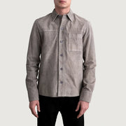 
Scout Gris Suede Leather Shirt para Hombre - Vista lateral mostrando el corte ergonómico de mangas