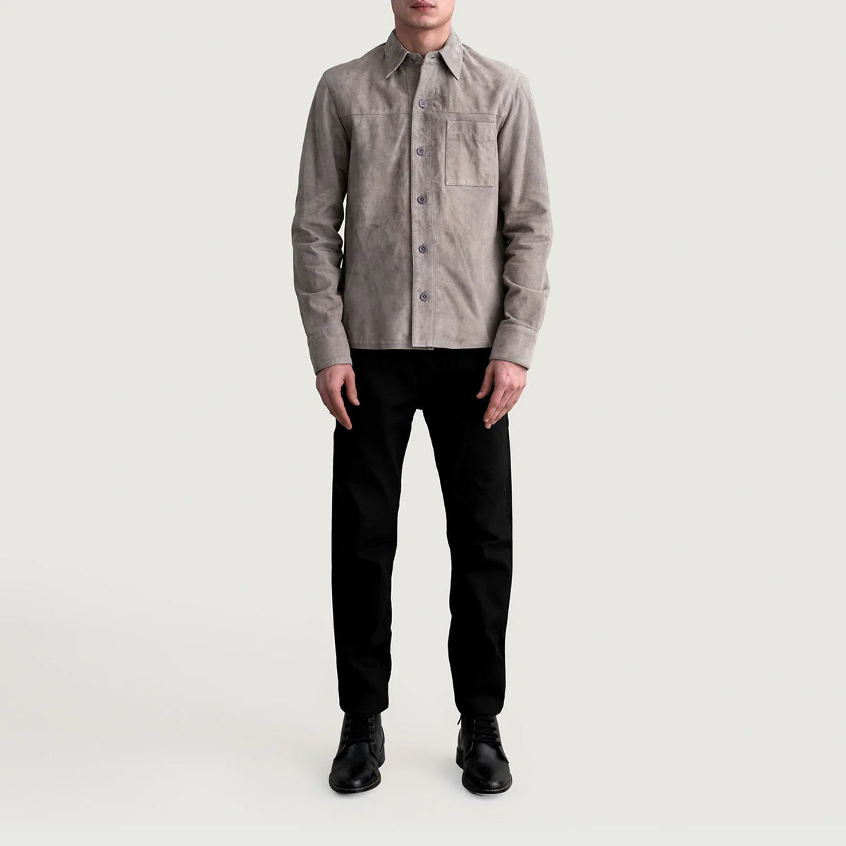 
Vista de detalle of Shirt & Buttons Hardware on Scout Gris Suede Leather Shirt para Hombre