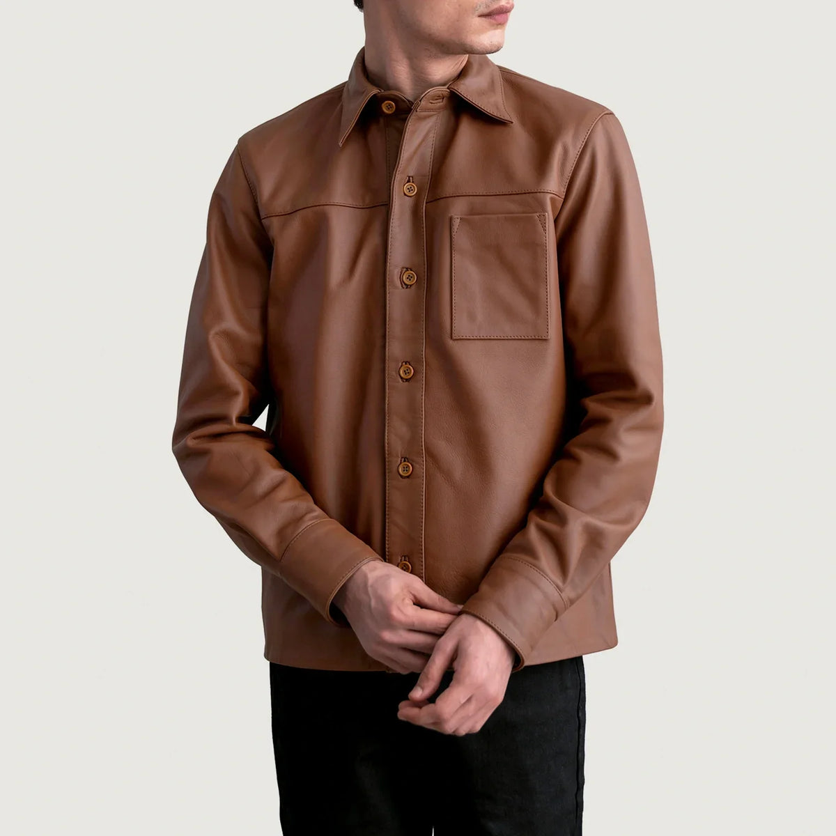
Scout Matte Marrón Leather Shirt para Hombre - Vista lateral mostrando el corte ergonómico de mangas