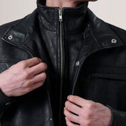 Detalle de cerca of Shirt &amp; Zipper Hardware on Sean Negro Snuffed Classic Chaqueta de Cuero para Hombre For Men