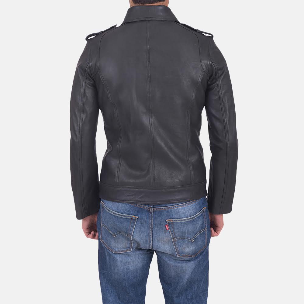 
Sergeant Negro Chaqueta de Cuero para Hombre - Vista lateral mostrando el corte ergonómico de mangas