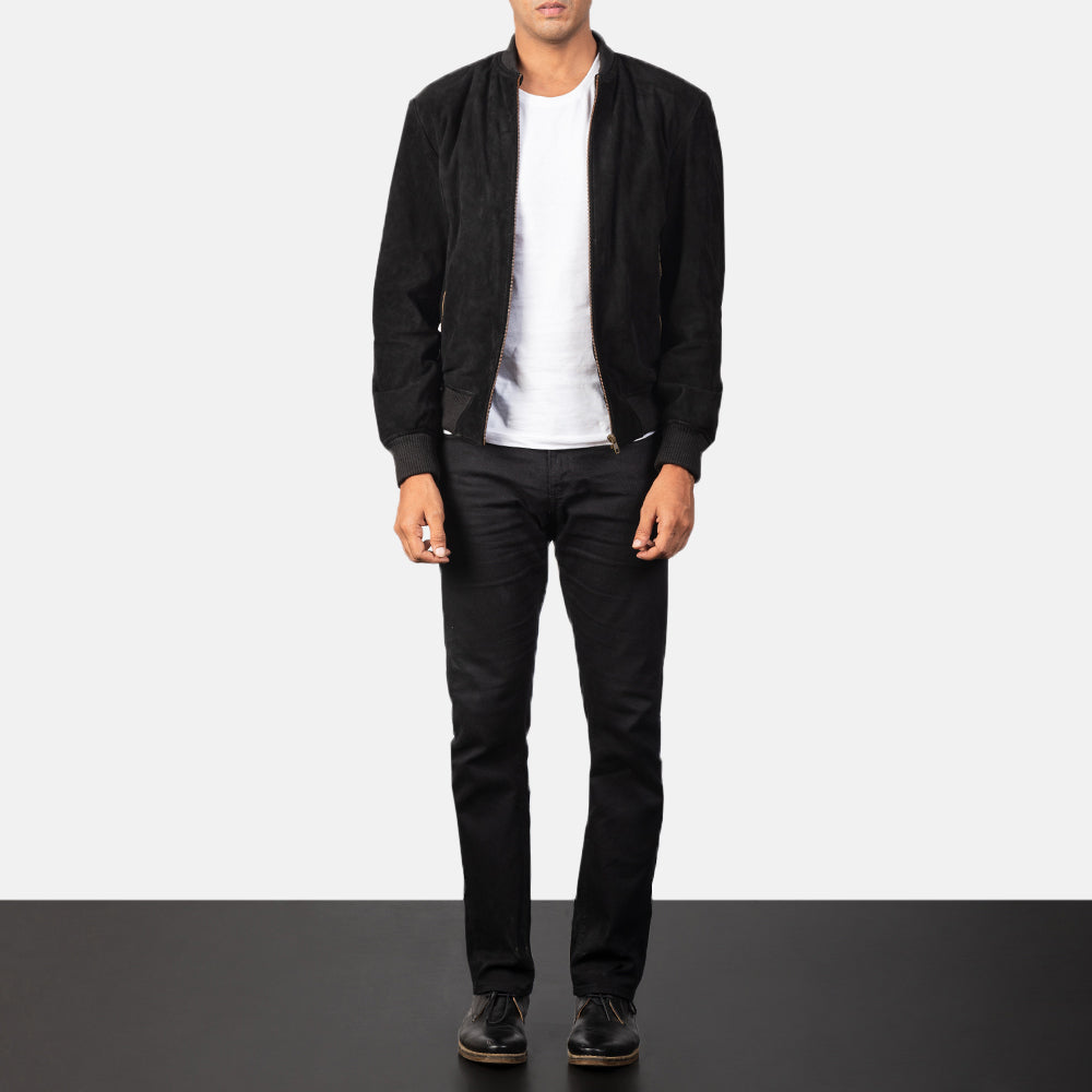 
Shane Negro Suede Chaqueta Bomber de Cuero para Hombre - Vista lateral mostrando el corte ergonómico de mangas
