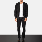
Shane Negro Suede Chaqueta Bomber de Cuero para Hombre - Vista lateral mostrando el corte ergonómico de mangas