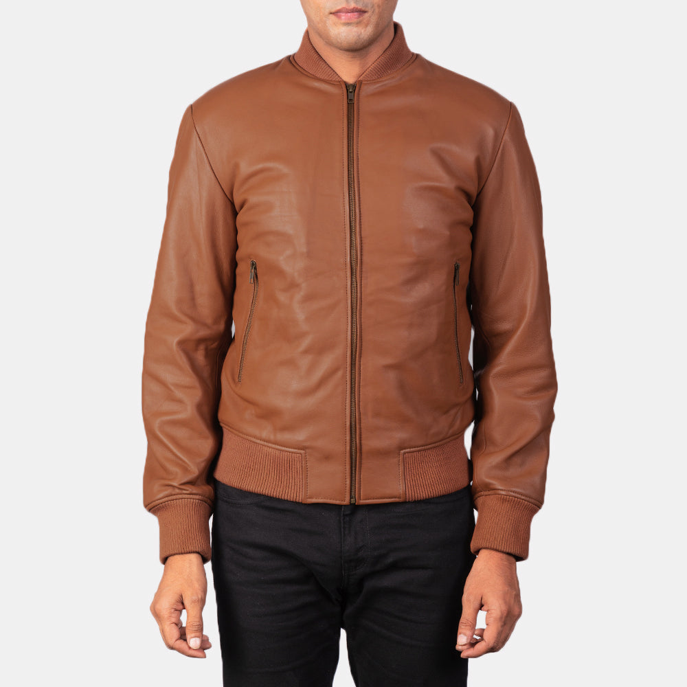 Detalle de cerca of Varsity &amp; Zipper Hardware on Men's Shane Marrón Cazadora Bomber de Cuero para Hombre
