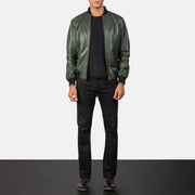 Detalle de cerca of Rib Knit &amp; Zipper Hardware on Men's Shane Army Green Leather Bomber Jacket