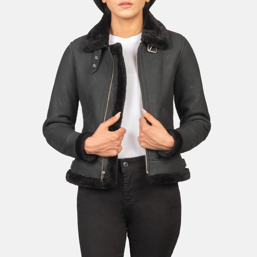 
Sherilyn B-3 Distressed Black Leather Bomber Jacket in Distressed Black Sheepskin Snuffed - Vista frontal y silueta entallada | Comprar online