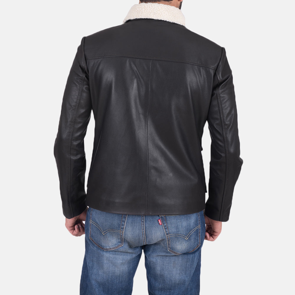 
Snow Cole Negro Chaqueta de Cuero para Hombre - Vista lateral mostrando el corte ergonómico de mangas