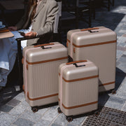 Classic 100% Full-Grain leather Goods - Vista trasera con ajuste entallado en hombros y bajo impecable