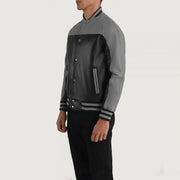 Black &amp; Red Sheepskin Leather Varsity Jacket - Vista trasera con ajuste entallado en hombros y bajo impecable