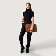 
Brown Full-Grain leather Goods - Vista posterior con hombros definidos y bajo impecable