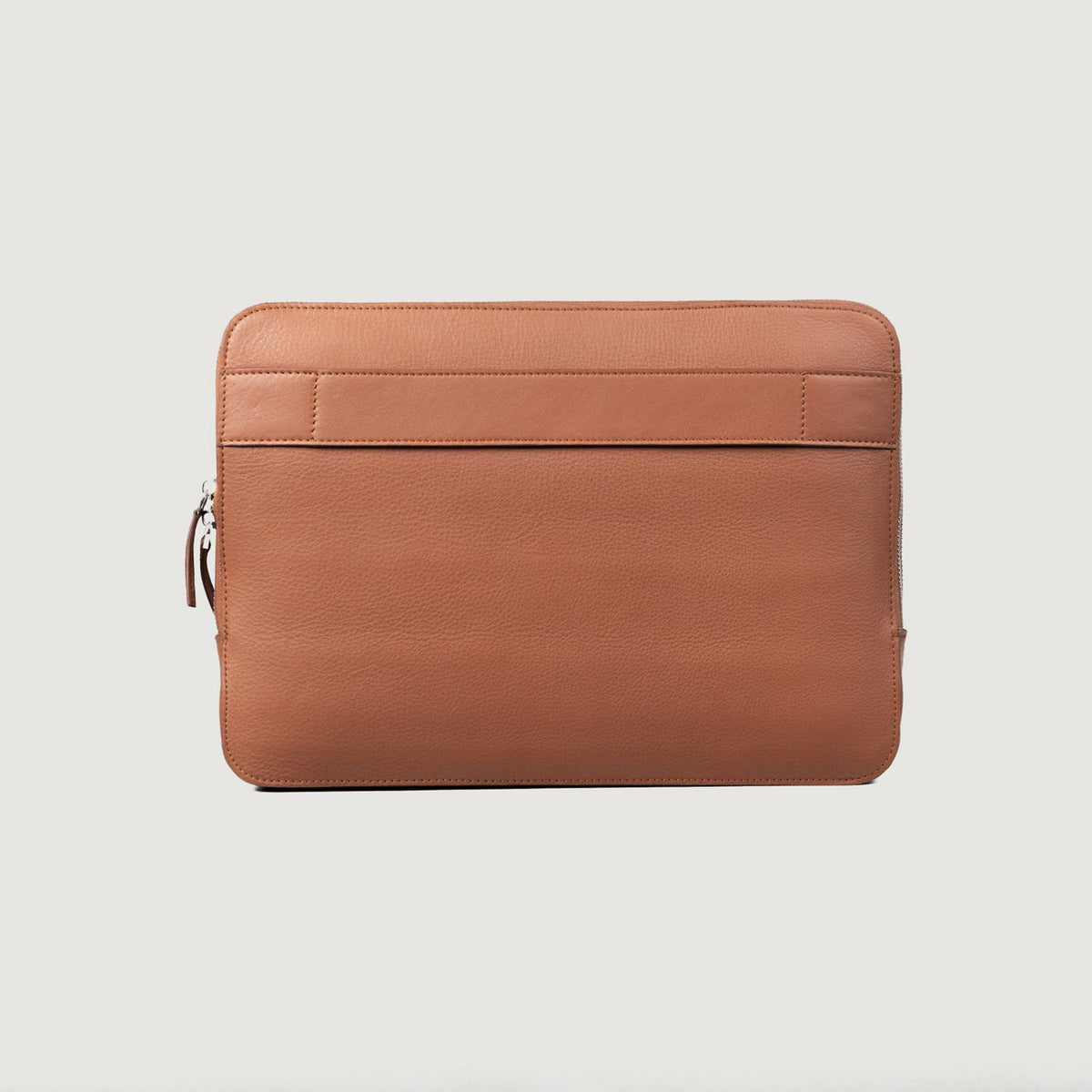 
The Baxter Brown Leather Laptop Sleeve For Men & Women - Vista lateral mostrando el corte ergonómico de mangas